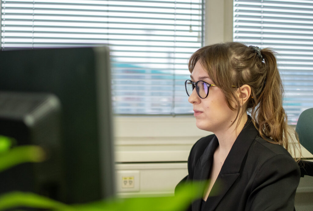 Katarina Ferček radi na računalu.